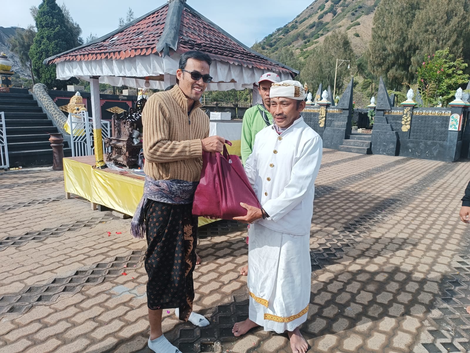 Participating in Maintaining the Health of Religious Leaders, FK Unud Provides Health Services at Mount Bromo Temple