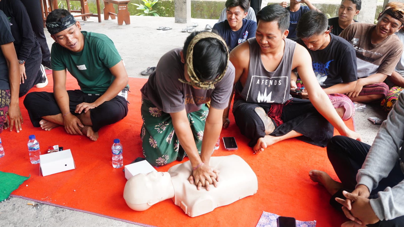 Pelatihan Bantuan Hidup Dasar dan Simulasi Evakuasi Gempa di Karangasem