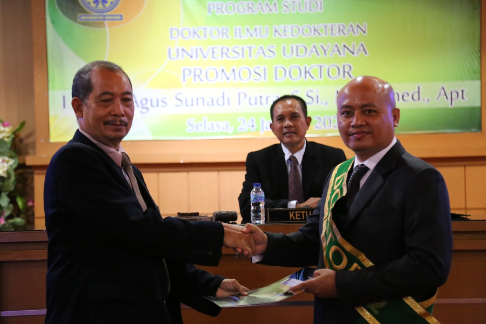 Agus Sunadi Putra earns a Doctor of Medicine degree after discovering the potential of Euphorbia Milii leaves to speed up the healing process of burns.