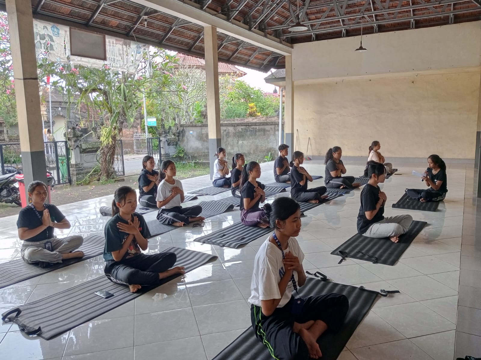 Mahasiswa Keperawatan Universitas Udayana Adakan PKM-PM Bantu Remaja Mengelola Masalah Emosional Dengan Praktik Yoga Dan Meditasi