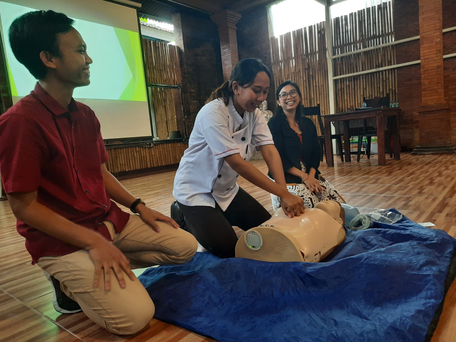 Kolaborasi FK Unud dan STIKES Bina Usada Bali Berikan Pelatihan Penanganan Kegawatdaruratan pada Wisatawan di Kawasan Wisata Ubud