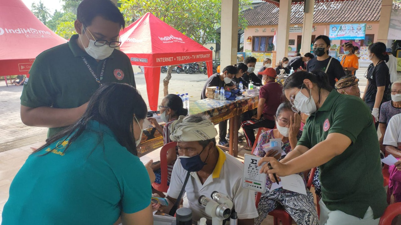 Bakti Sosial Prodi Doktor FK Unud; Dukung Kesehatan Lansia dan Dukung Aksi Peduli Sampah Plastik