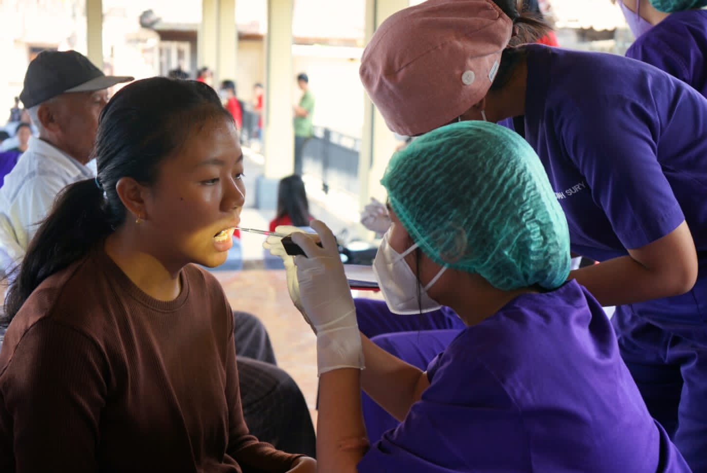 Edukasi Kesehatan Gigi dan Pemeriksaan Gigi Gratis di Desa Demulih, Bangli, Serangkaian Perayaan Dies Natalis Unud ke-61